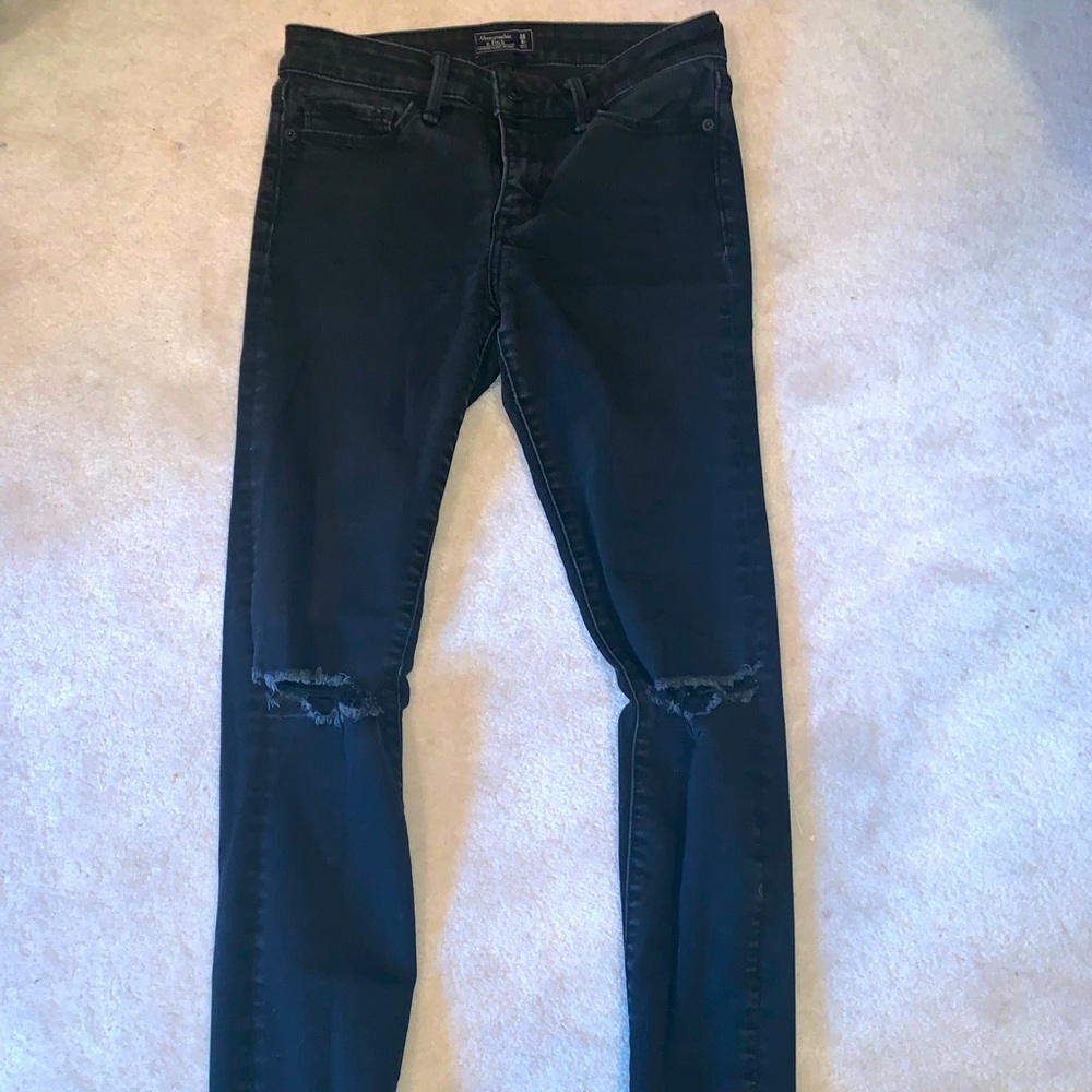 Black skinny jeans with slitted knee